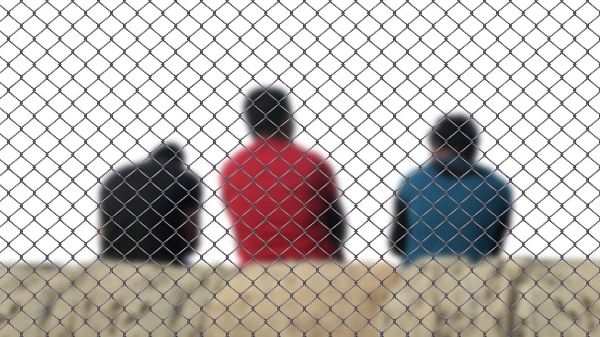 blurry asielzoekers achter hek